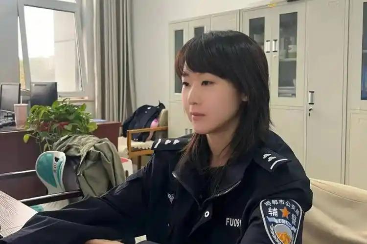 本科毕业当辅警真的是大材小用吗？

开什么玩笑，现在很多辅警岗位的要求，原本就是