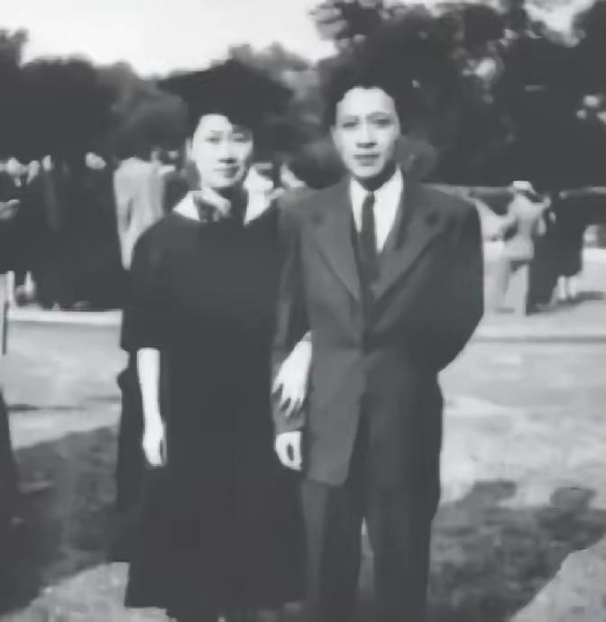 1933年，钱钟书追求燕大校花赵萝蕤，可赵萝蕤根本没有看上他，而是喜欢当时一文不
