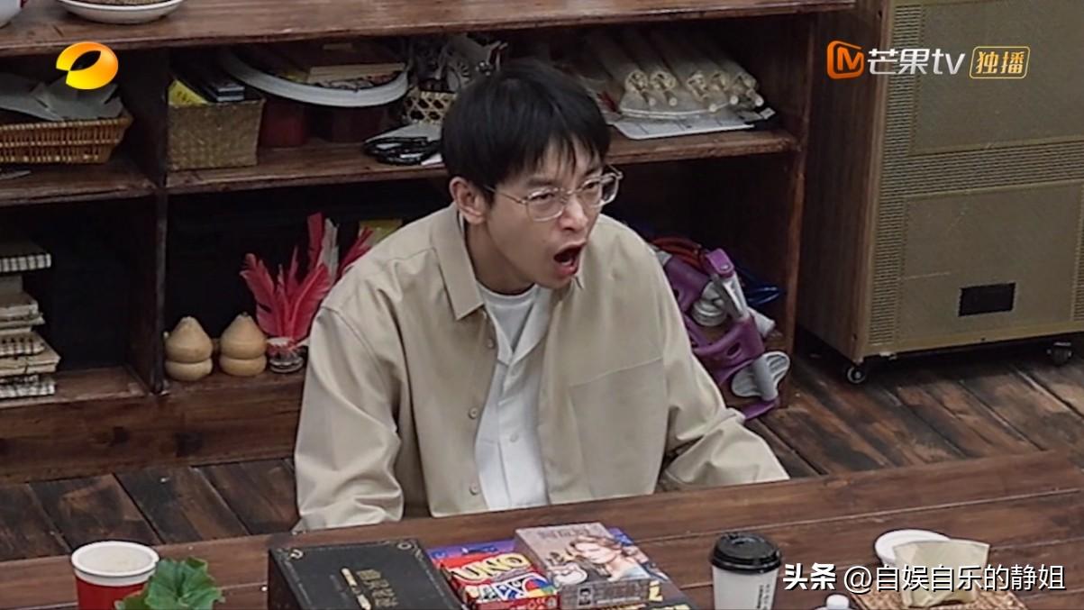 彭昱畅怎么睡觉都不摘眼镜的呀？

别的人近视，睡觉前都会摘了眼镜睡觉的，可彭昱畅