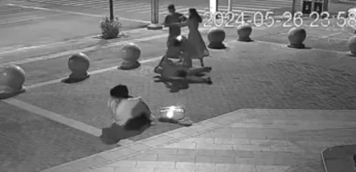 路见不平，只是以为一个大男人在殴打孩子，所以出手相助，结果却让他无法承受！

家