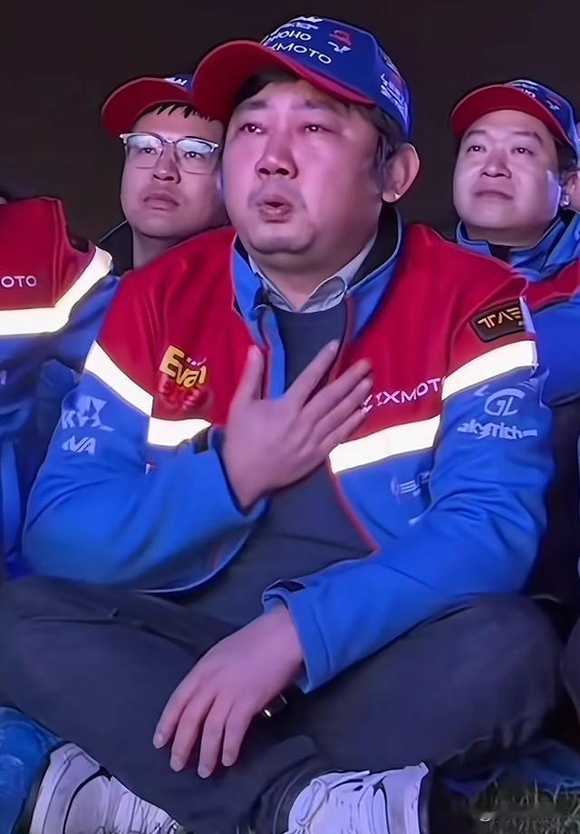 拍下张雪赛车这位，花500万，眼睛都没眨一下。

但就在三个月前，他一手创立的品