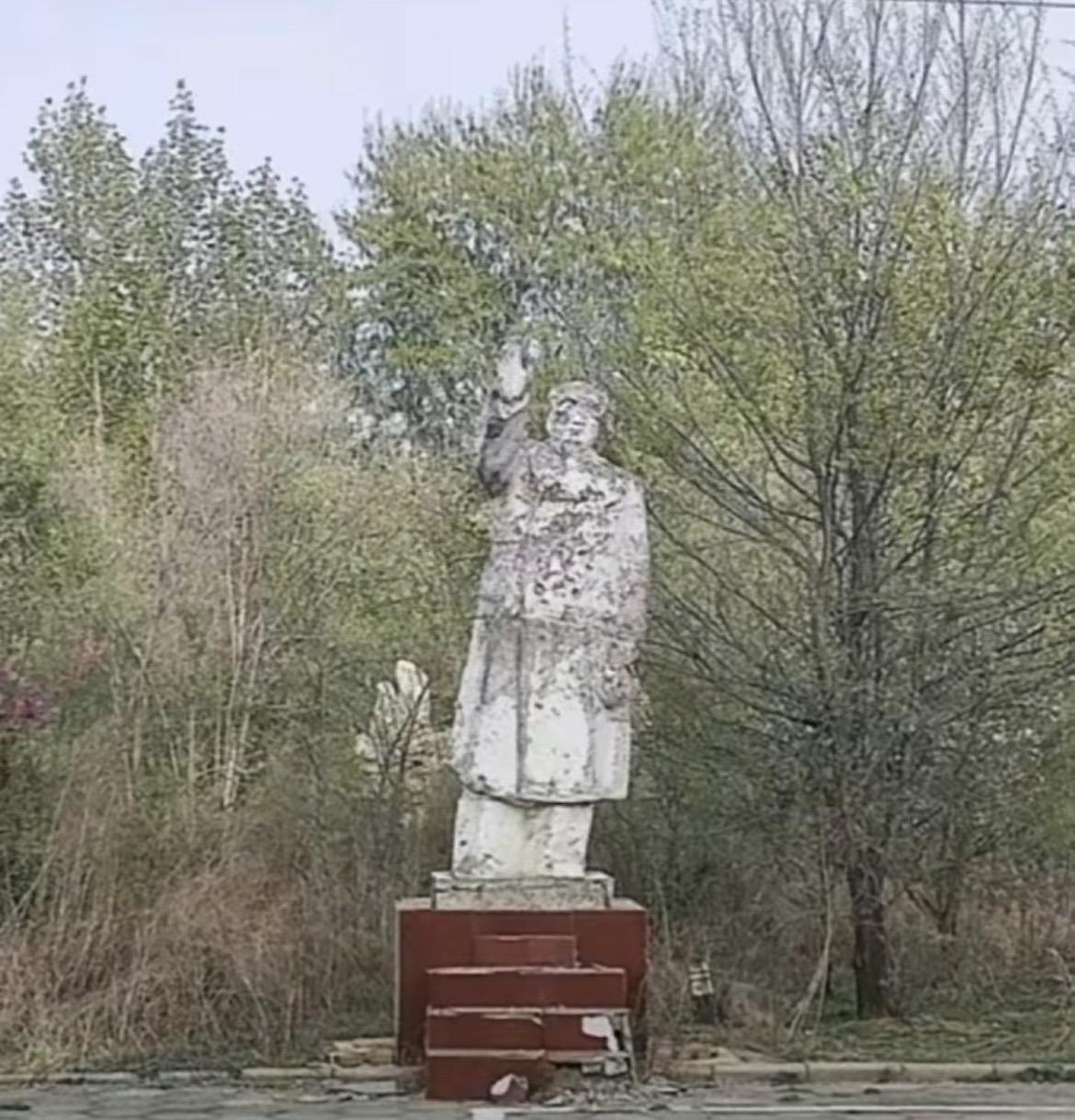 身边的现实总是说，你知道，你什么也改变不了。是的，心与现实都在争渡。