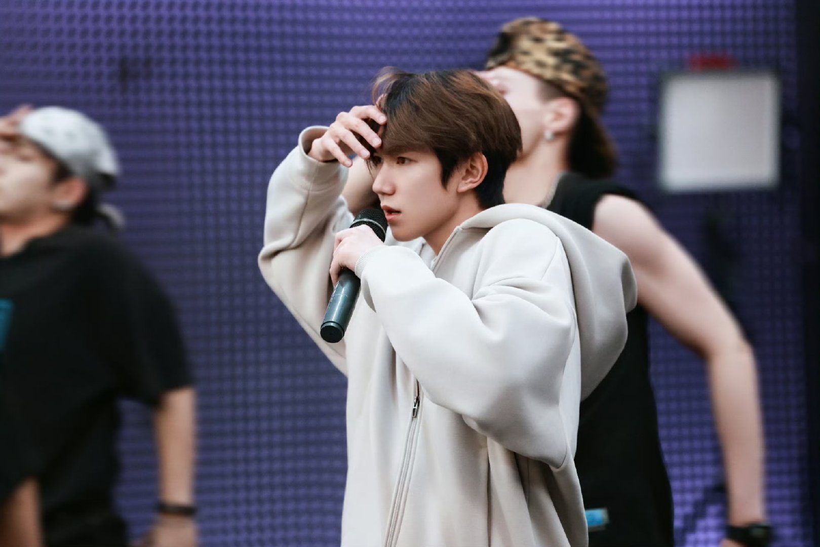 王源舞蹈排练王源舞蹈排练照 王源舞蹈排练进行时，期待跨年演唱会见！ 