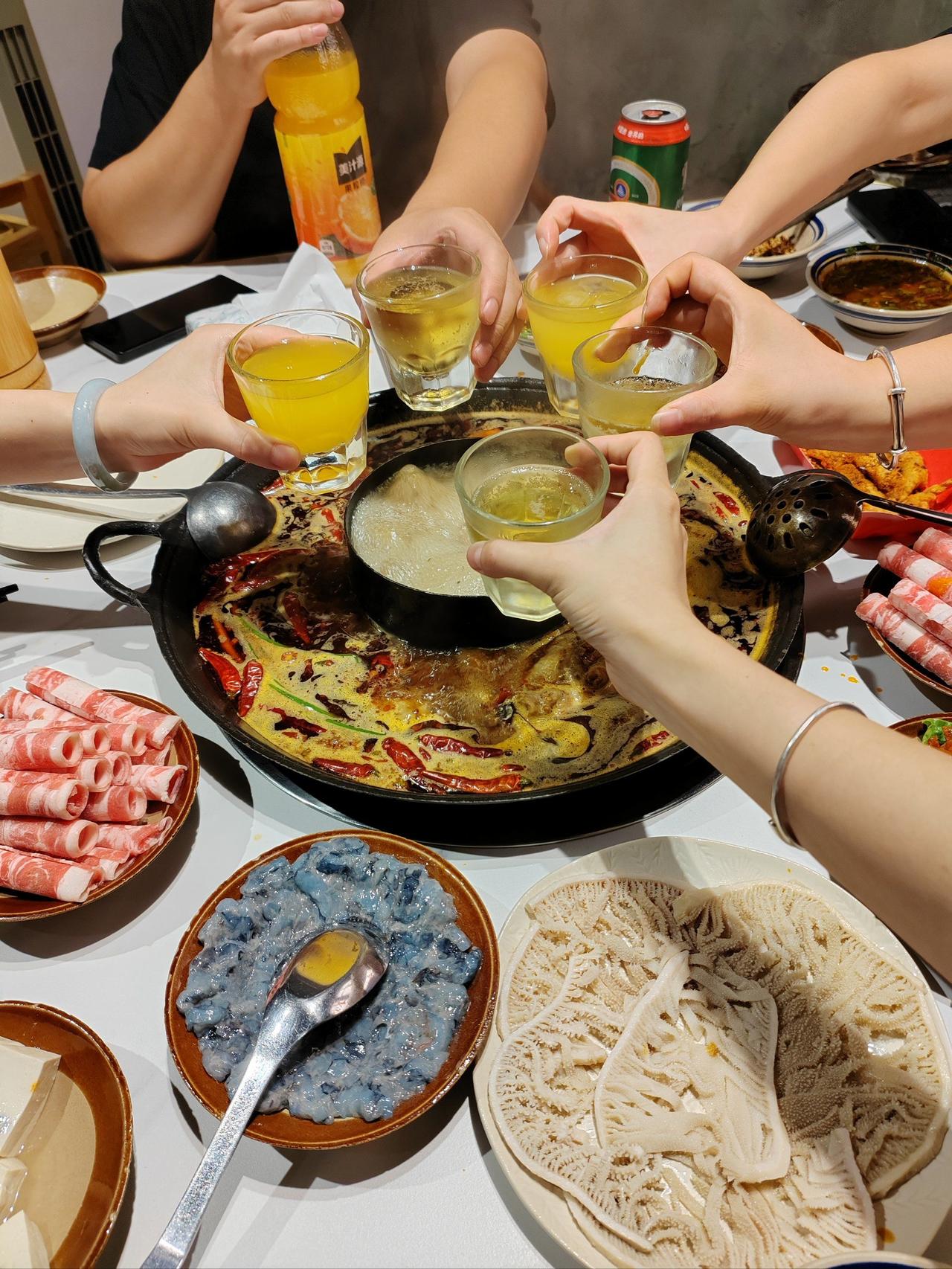 要过年了，火锅聚餐才是真的好，氛围感直接拉满了