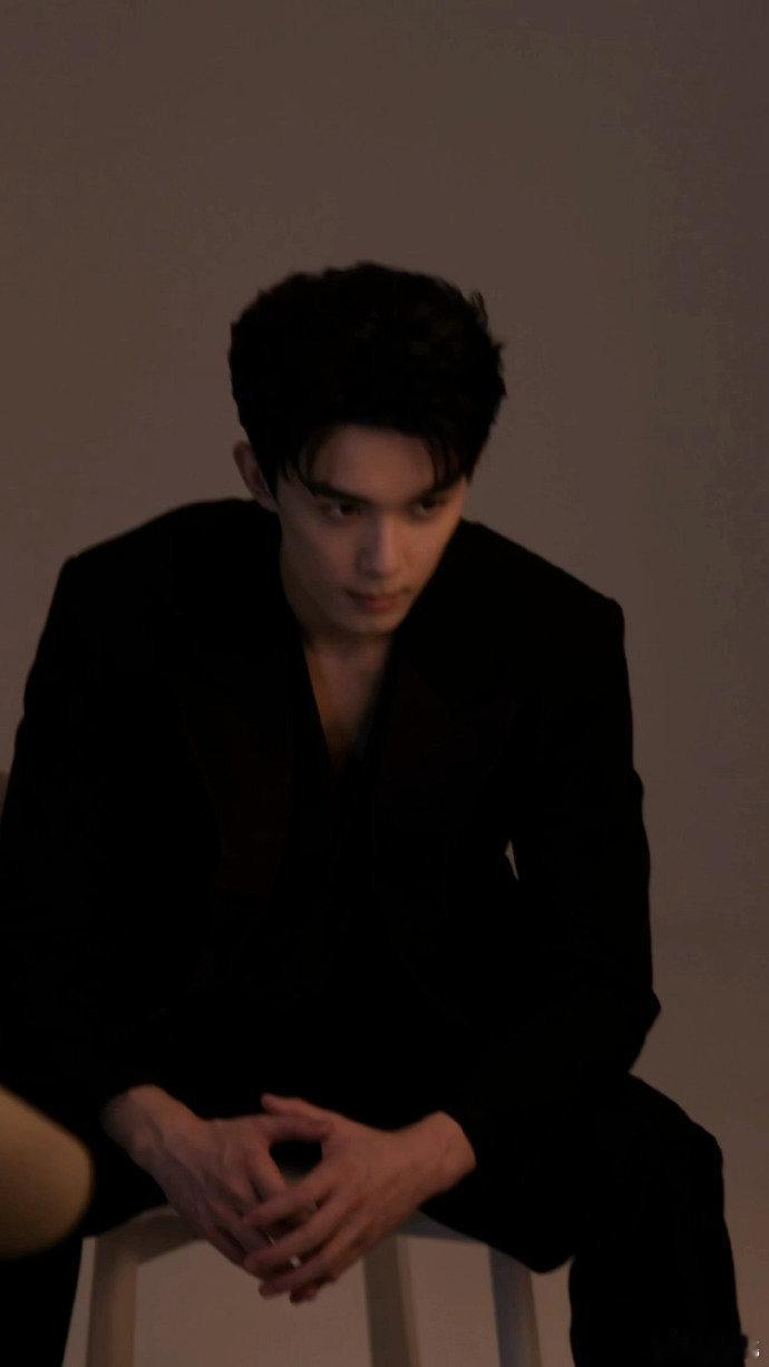 这15张吴磊我全笑纳了吴磊这日常我也狠狠笑纳了！每张都能有属于他的受众，那没办法