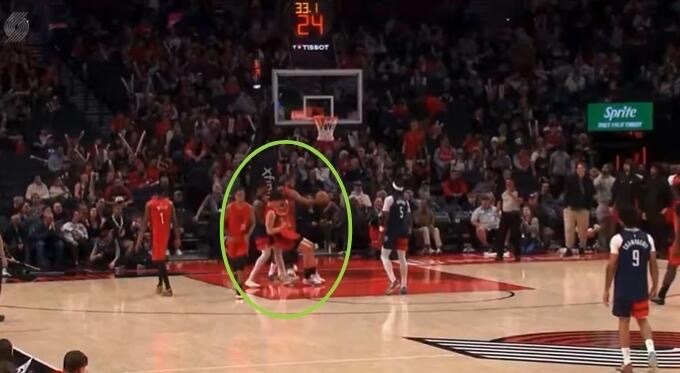 3月30日讯 开拓者123-88大胜奇才，杨瀚森在比赛最后33秒被里斯架着拖走，