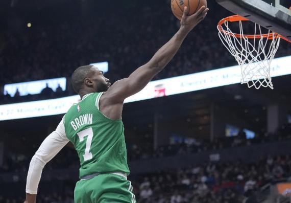 12月12日讯 NBA常规赛，凯尔特人首节35-29领先雄鹿。首节比赛，杰伦·布