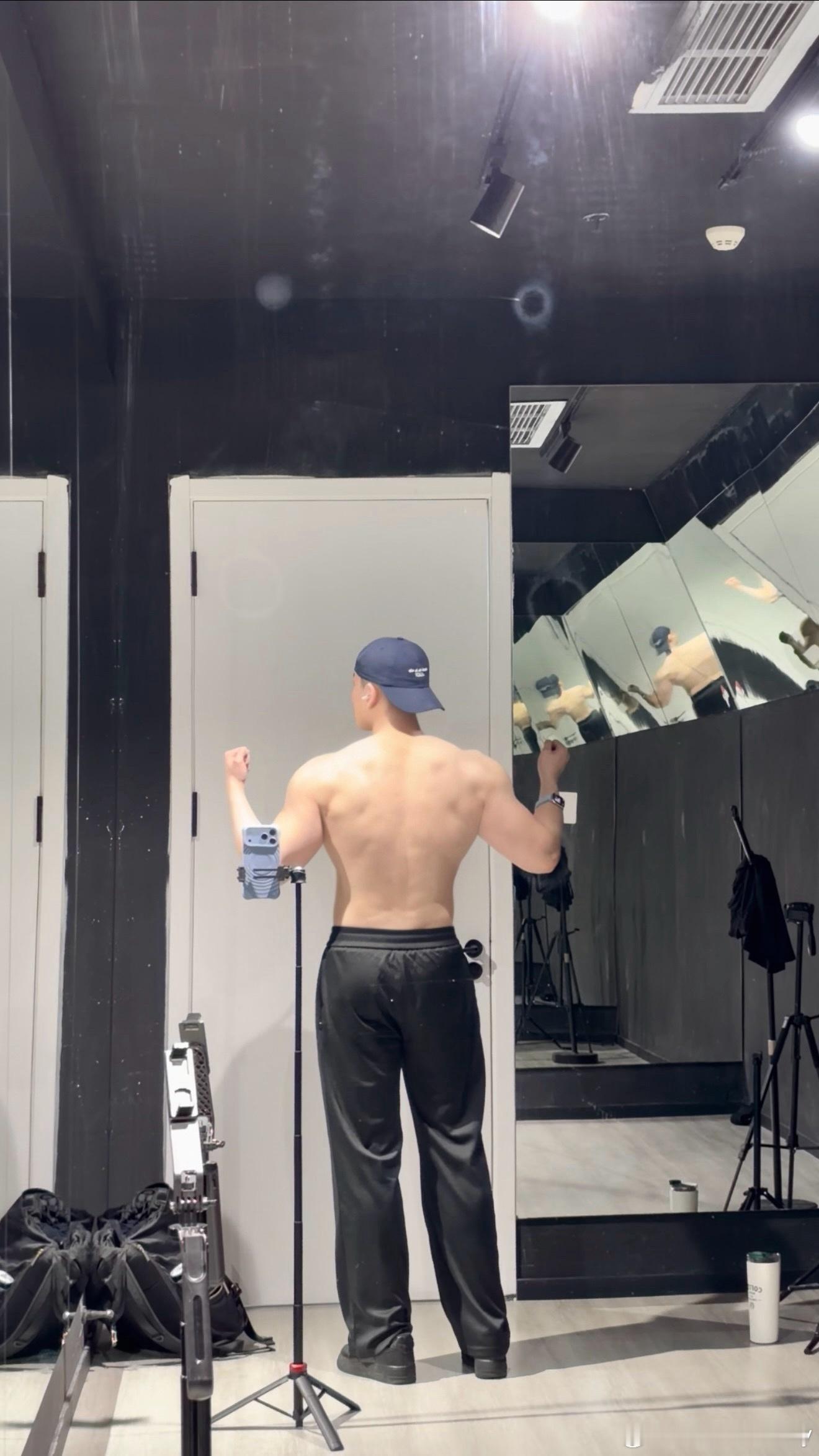 加油变成高壮男 ​​​