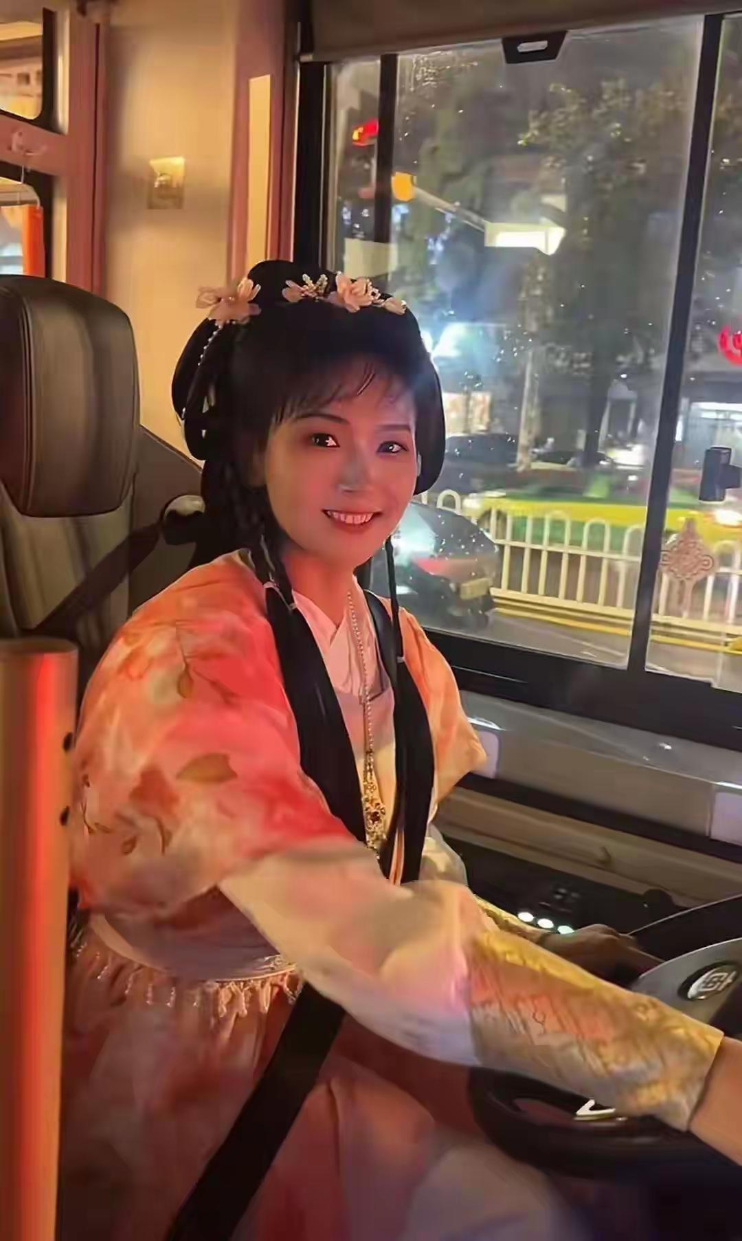 起猛了，还真看到“黄蓉”开公交了！2025年国庆，湖北襄阳的“侠义主题”巴士火出