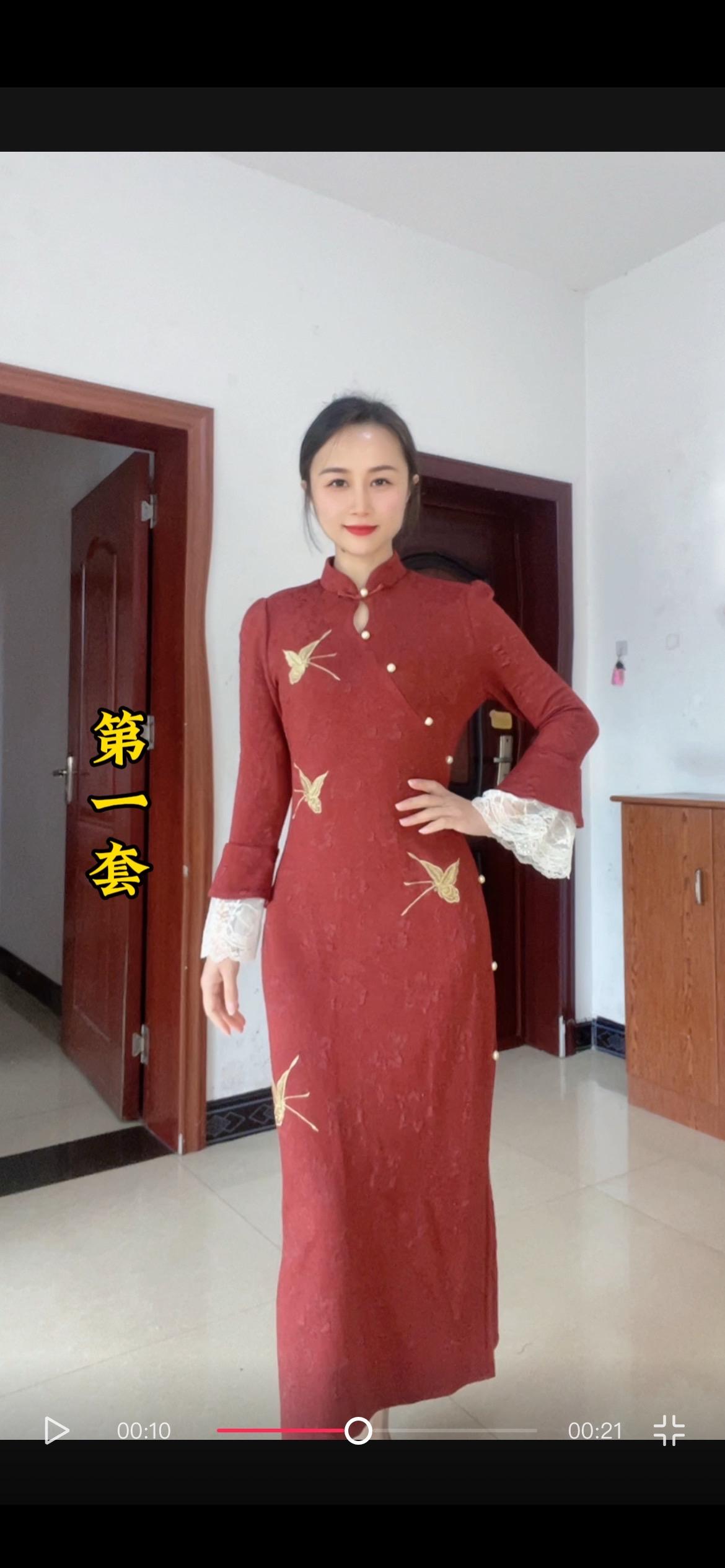 明天姐姐结婚 我穿哪套不抢她风头。