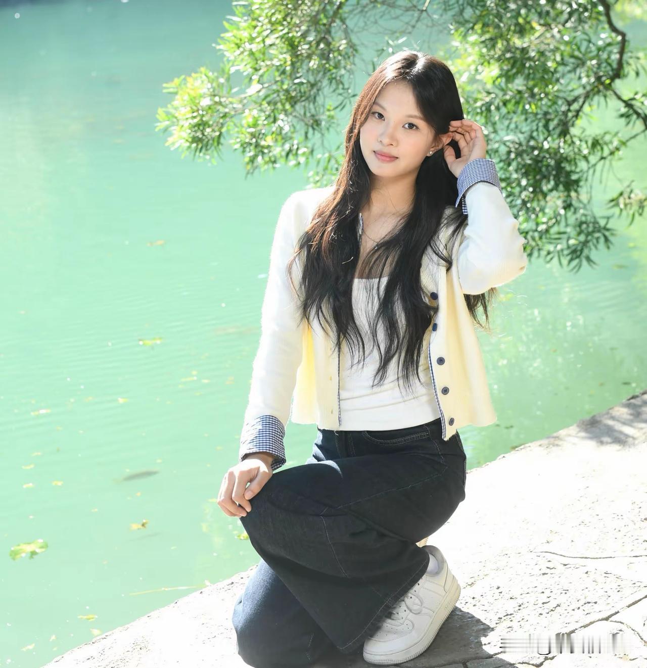 皱纹是岁月的诗行，白发是智慧的勋章，接受时光的馈赠，也保持生长的姿态。