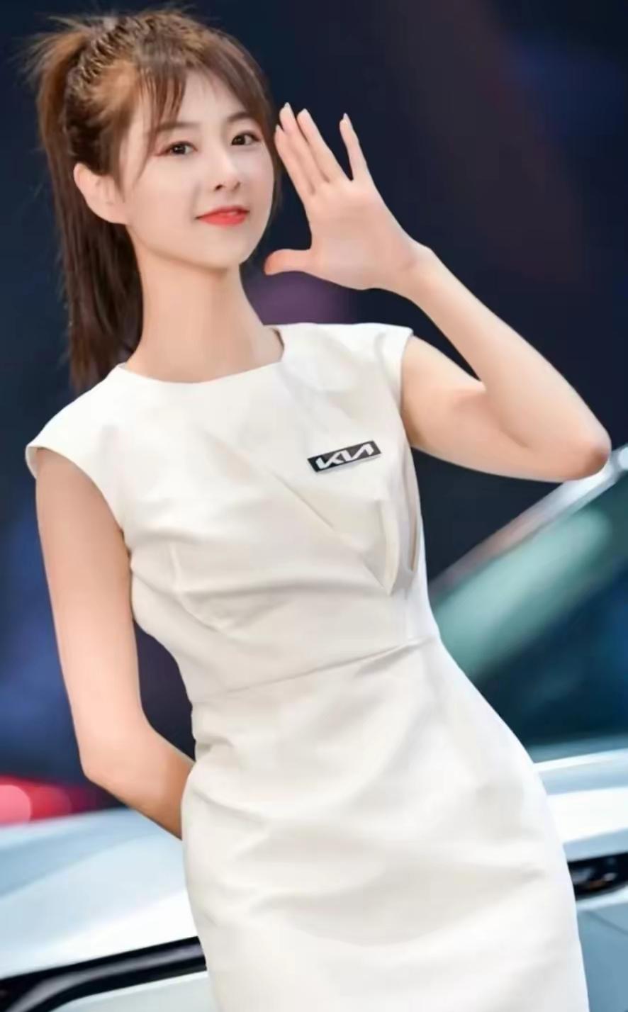 现在什么样的女人才算的美女呢我觉得中国最美的女孩子就是车模苏宁。