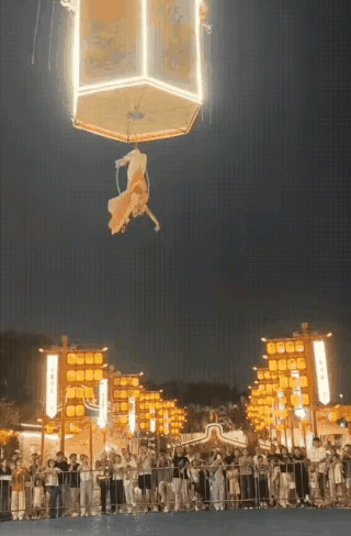 看完广州景区天女散花宫灯秀女演员高空坠落的视频，

心里揪得难受，恨不得伸手去接