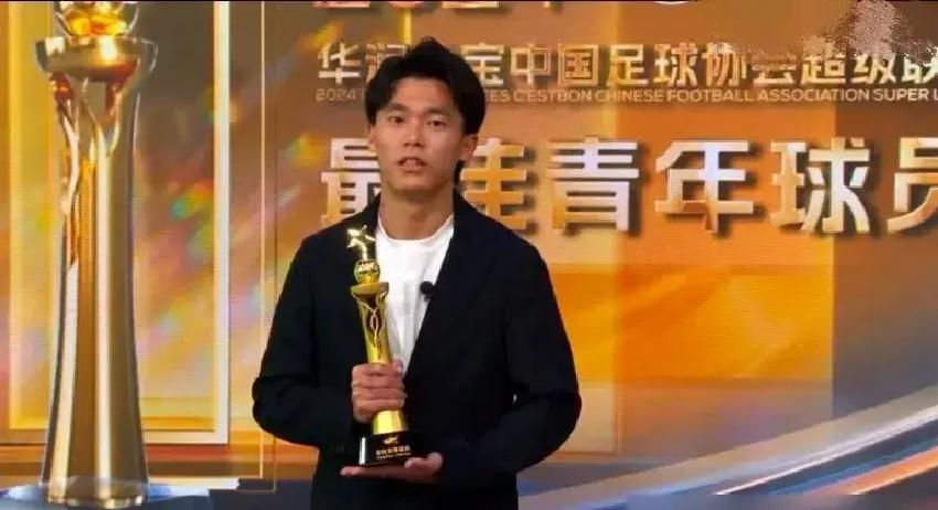 那个被骂“感谢迟到”的22岁球员，狠狠打了功利足球的脸。
 
他写下“你是我的灯