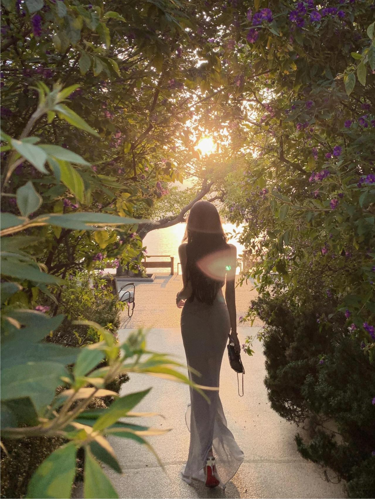 生活如果不宠你，
你更要自己善待自己。
这一生风雨兼程，

就是为了遇见那个打不