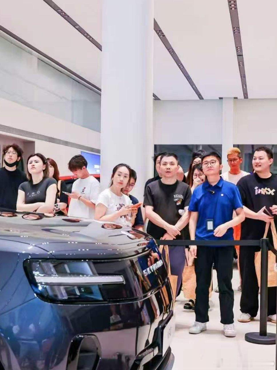 小米新车发布两天了，周末进店人流真猛可惜正式发布会前，车都还被围着，大家馋坏了 