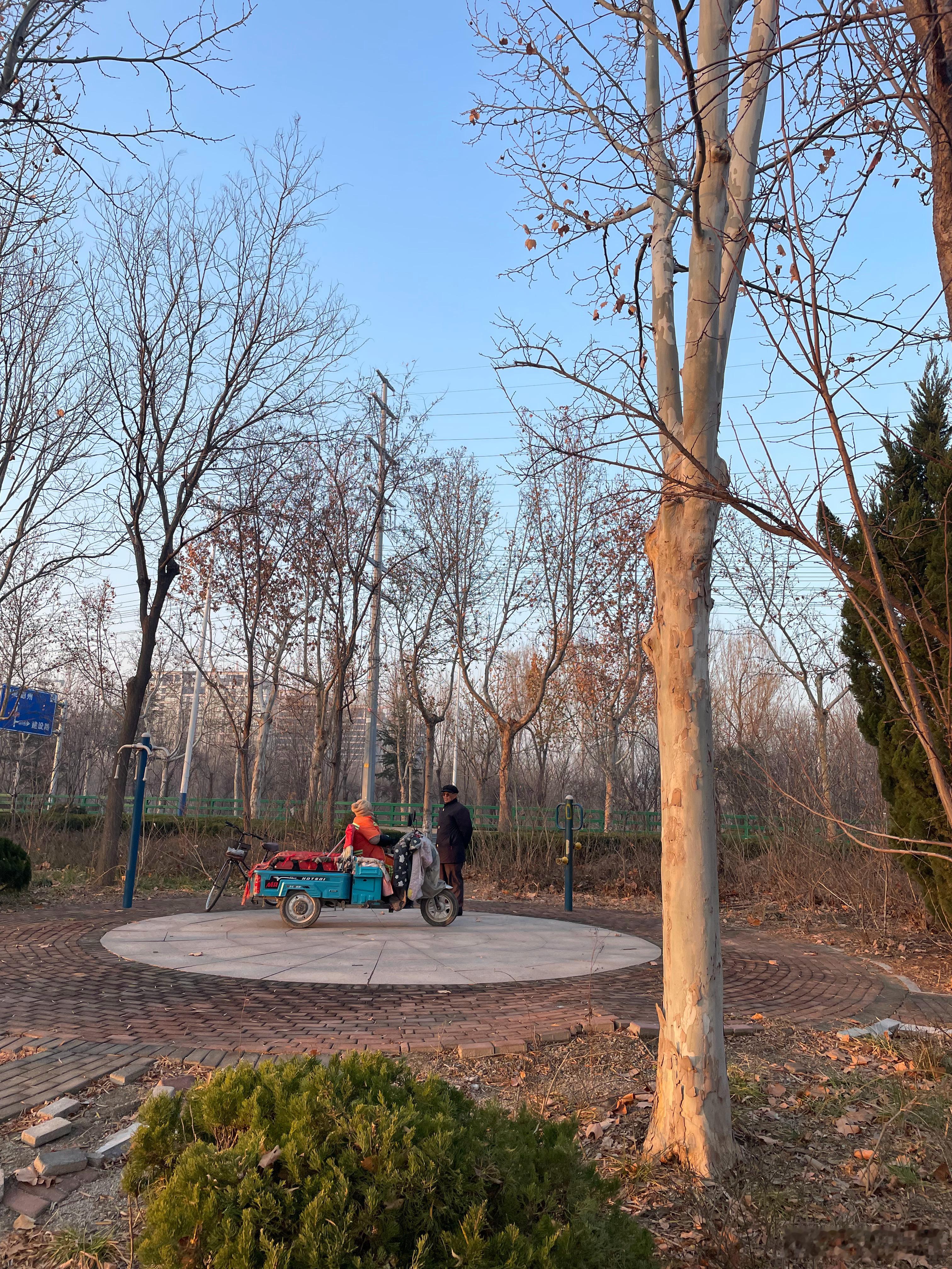 认识好几年的环卫大姨每次跑步散步都会聊聊天那会溜溜在的时候也喜欢和人家玩每次看到