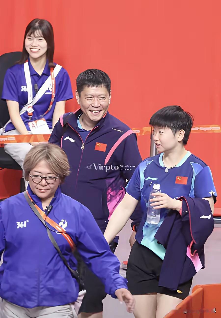 赛后离场这一幕太暖心！

邱贻可重新坐到莎莎场外，赢球之后师徒边走边复盘，莎莎笑