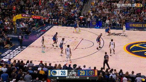 勇士恶汉追梦格林真是笑死人了！在今天勇士客场挑战掘金的比赛中，当时比赛进行到了第