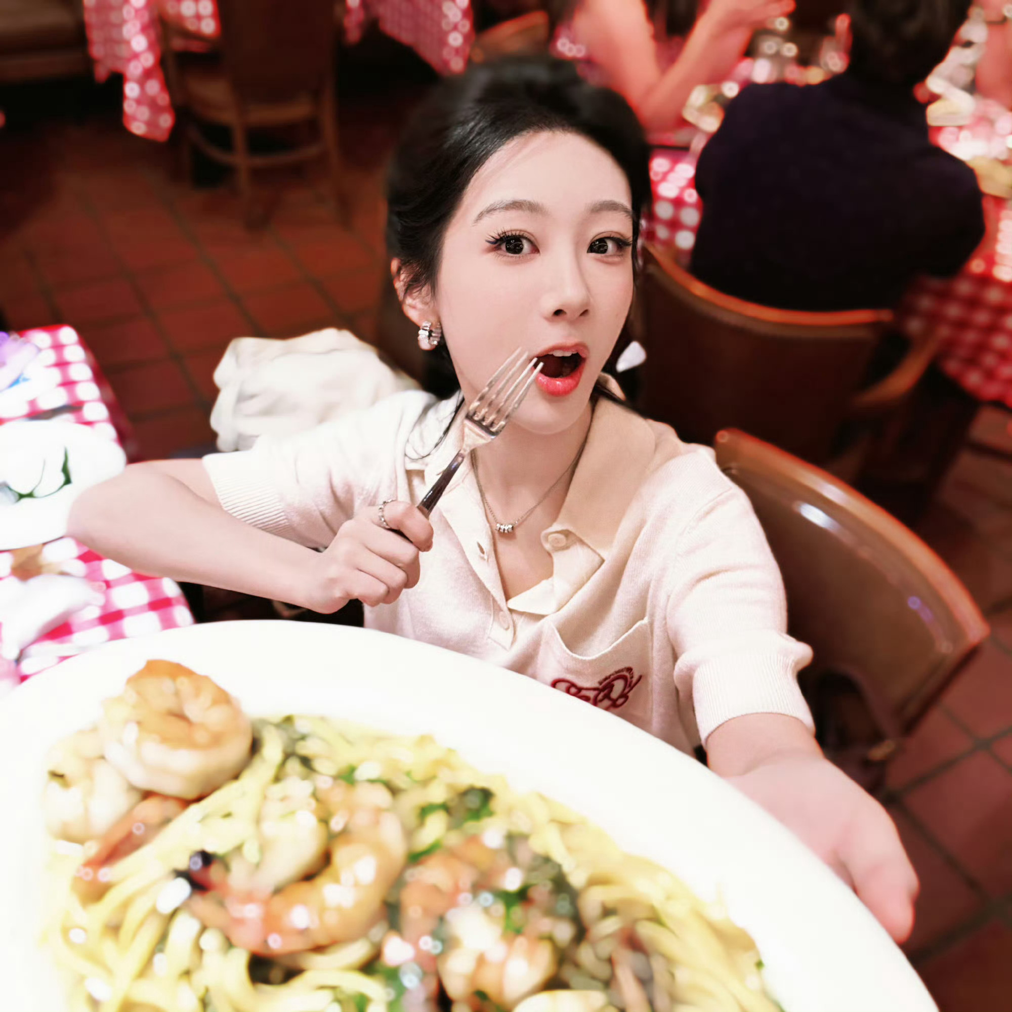 电视剧女心理师  姐姐的眼眸就像珍宝里匣的琥珀   是俘获我的心的最美的那颗.