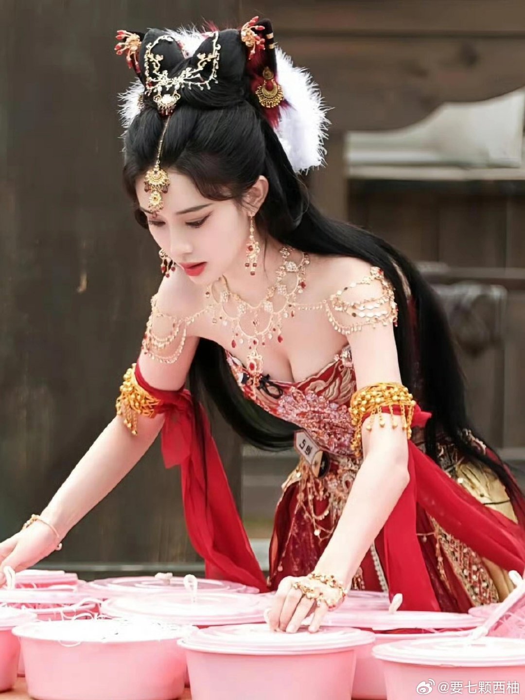 王鹤棣孟子义好像纣王妲己 孟子义这一坐，王鹤棣这笑得不值钱的样子，不就是纣王见了