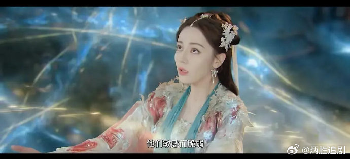 迪丽热巴《白日提灯》物料看来，真的没有以前有灵气了，可能这个年纪她这种骨相的女演