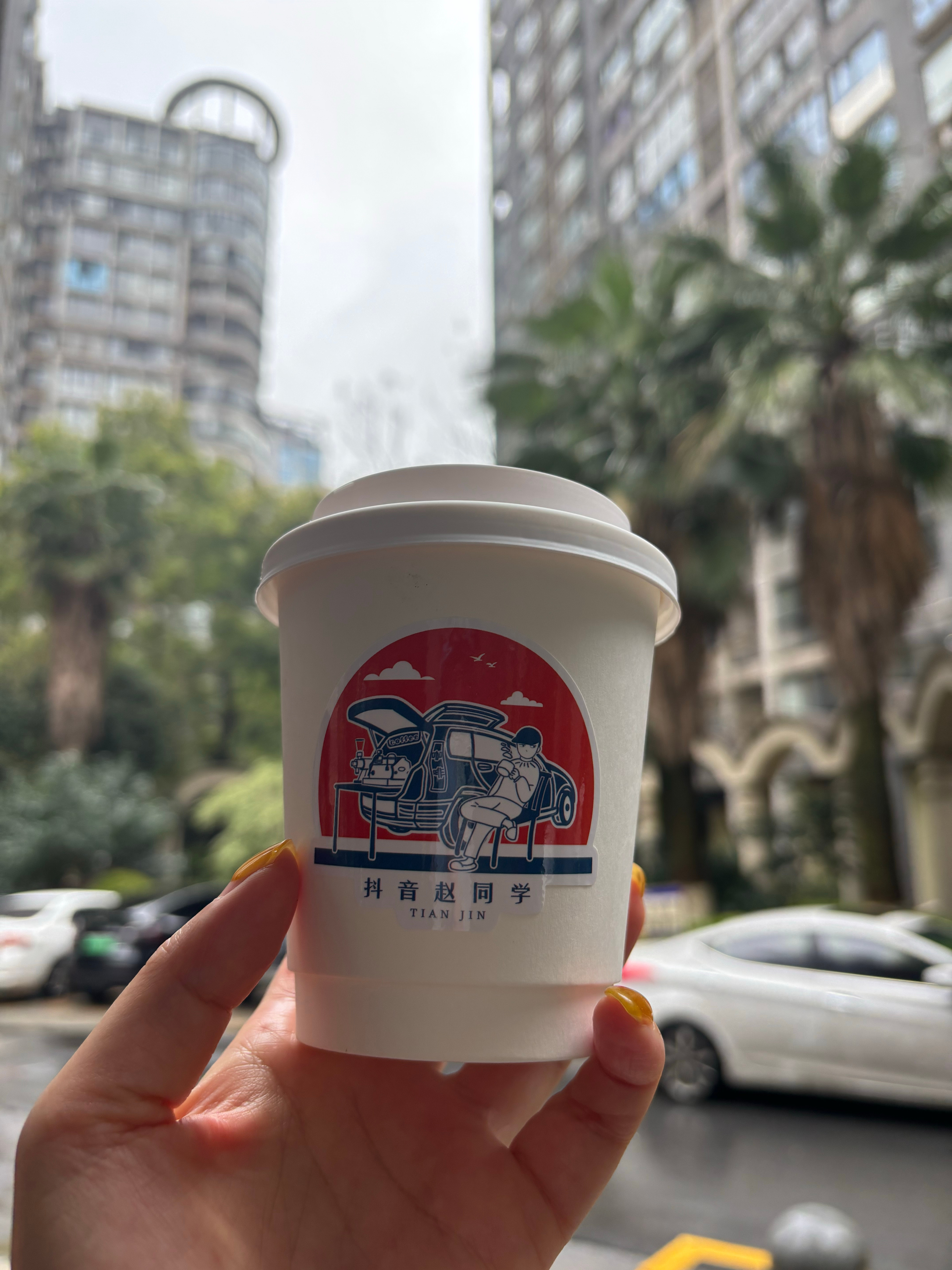 大早上诡秘排队买来的网红咖啡送到家楼下再上班 谁这么幸福呀