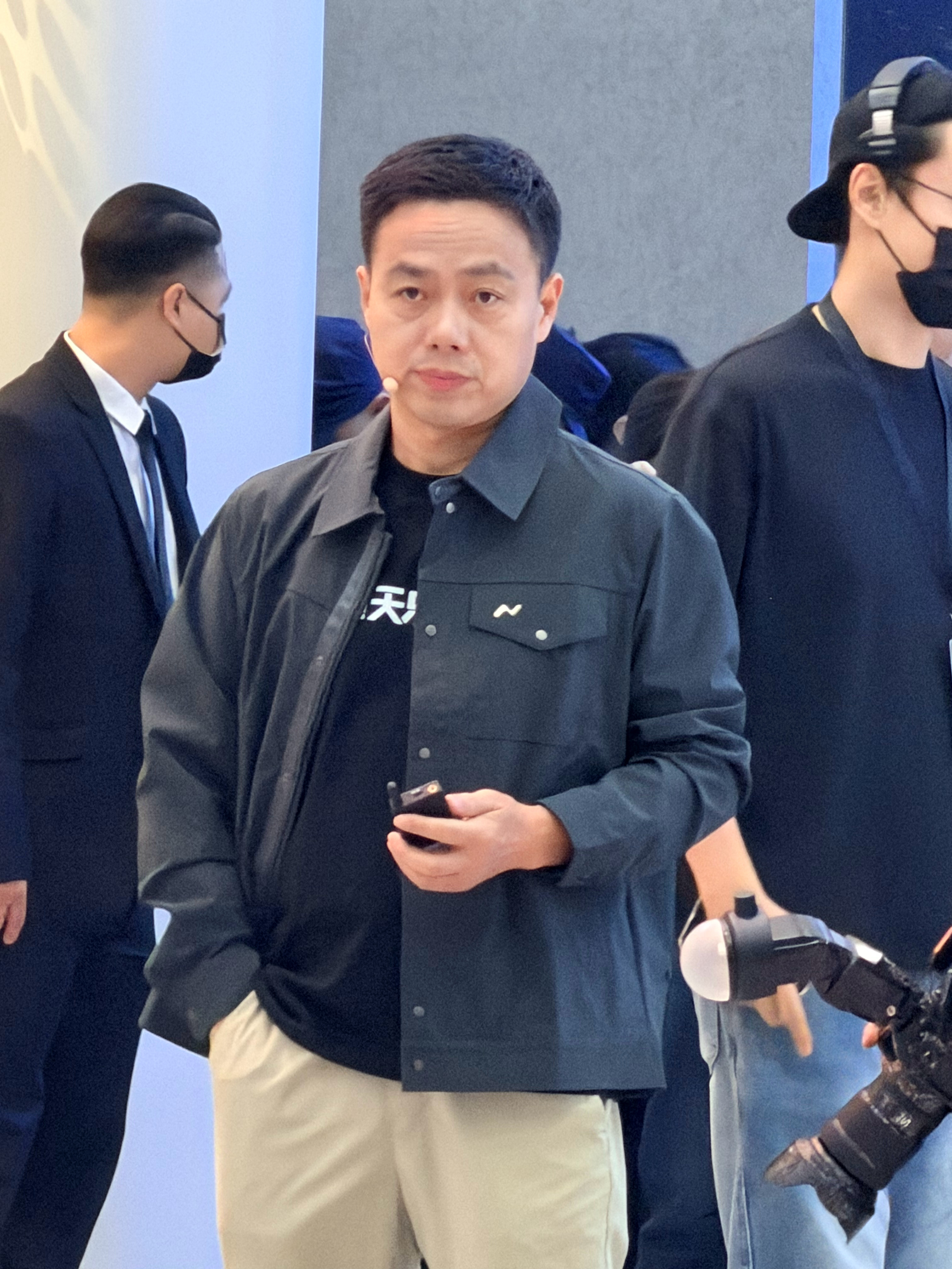 沈博 今天化妆了，气色不错 