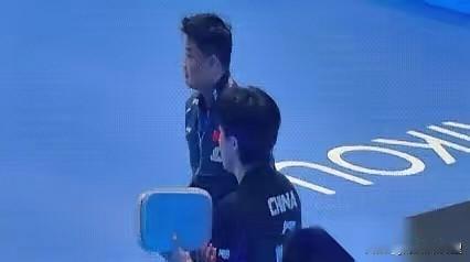 笑死个人，王皓这反应也是没谁了！就在刚才，现场有个显眼包大喊：“皓哥签个名！”隔