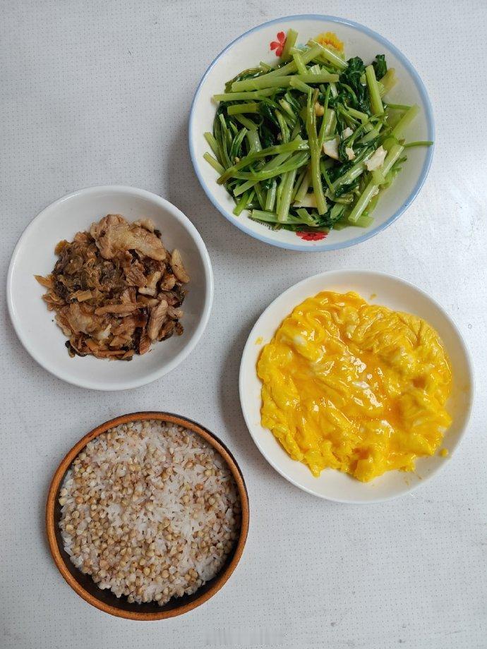 午饭，梅菜炒猪肉，炒滑蛋，炒空心菜，蒸荞麦饭。