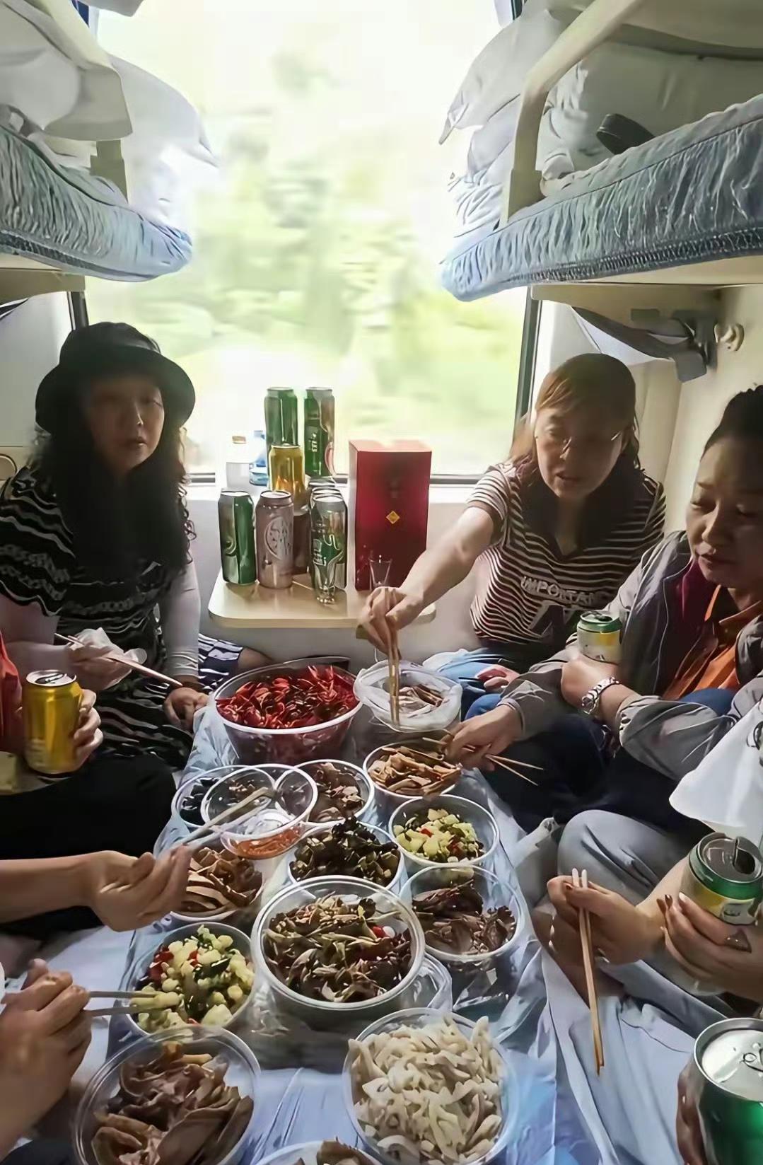 火车卧铺摆“流水席”引热议：退休阿姨聚餐，边界感去哪了？
 
火车卧铺车厢里，一