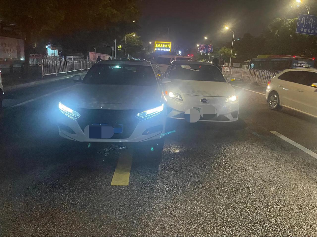 网约车新套路！！！好气

看后视镜很明确变道的距离足够，变一半后面网约车就突然亲