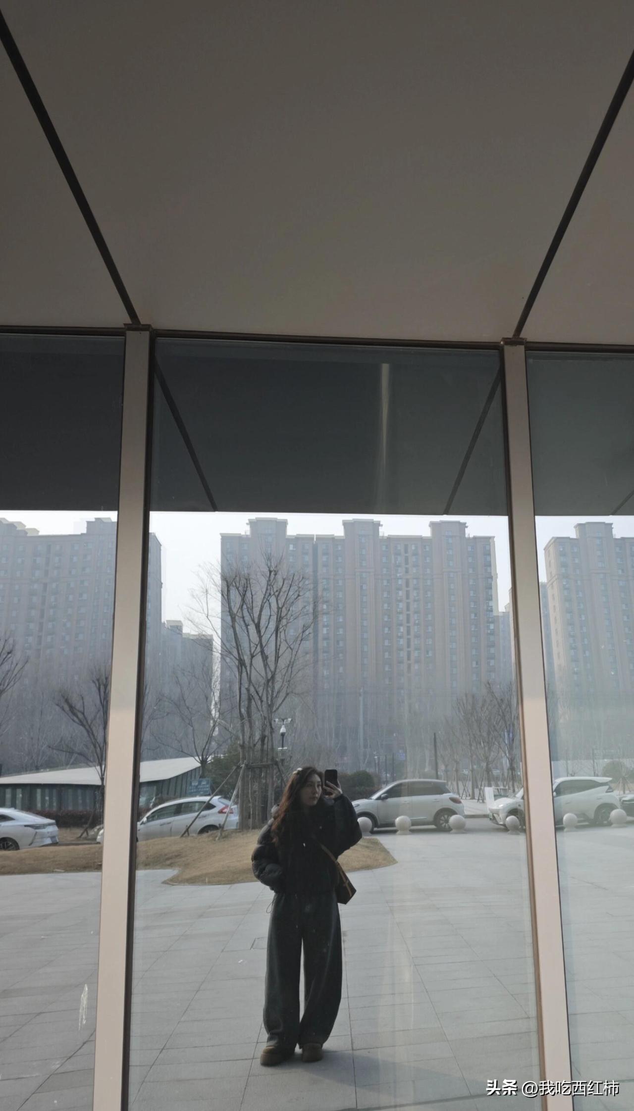 她一毕业就考上了编制，有了稳定的工作，实现了经济独立。她留在了本地，有家人，有朋