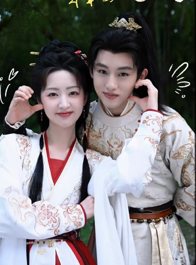 邓恩熙董思成双人合照，少男少女双人合拍掉落好可爱