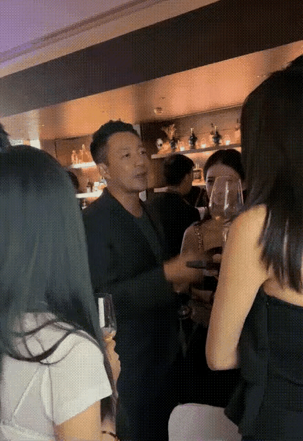 汪小菲马筱梅，上热搜了！6月15日一早，汪小菲与新婚妻子马筱梅一起上了热搜，不是