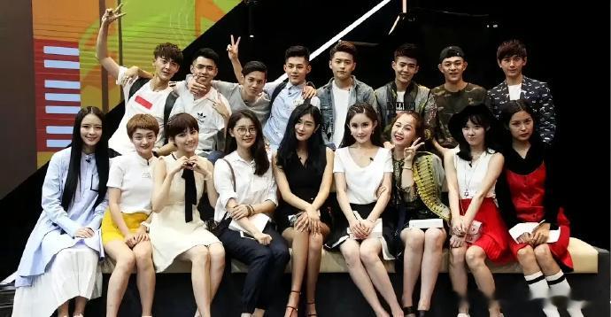 《一年级.大学季》大合照真是星光熠熠，很多人都从素人变成了流量千万的大明星！ ​