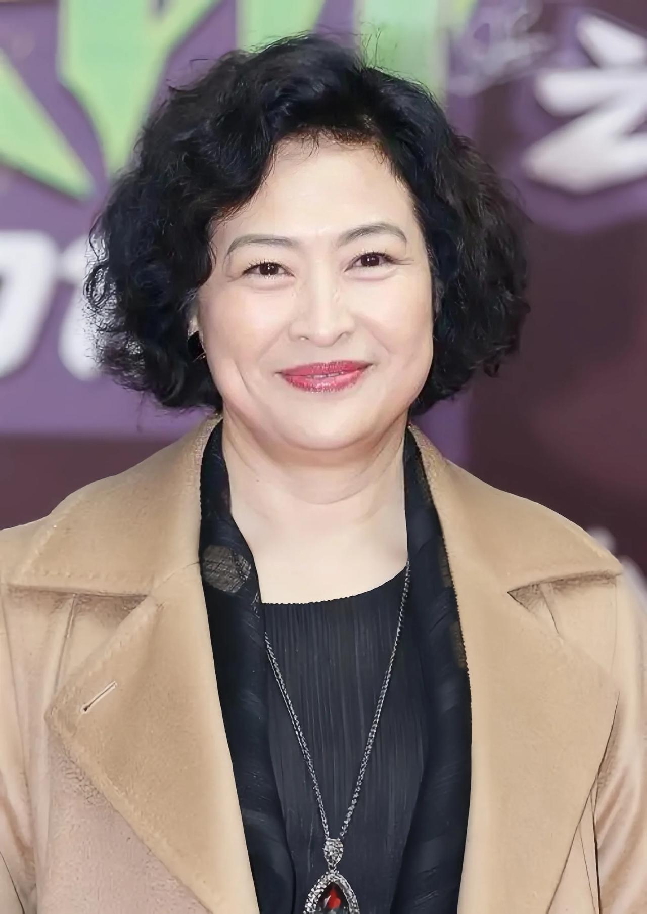 演员许娣怎么突然胖成这个样子了？大家还记得《我的前半生》中的子君妈妈吗？
最近有