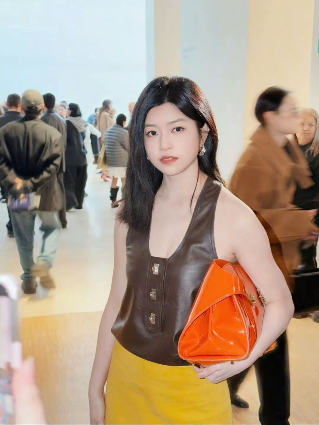 陈妍希陈小纭米兰闺蜜局岑矜和春畅同框啦！两个人气质颜值都在线，聚在一起，立刻梦回