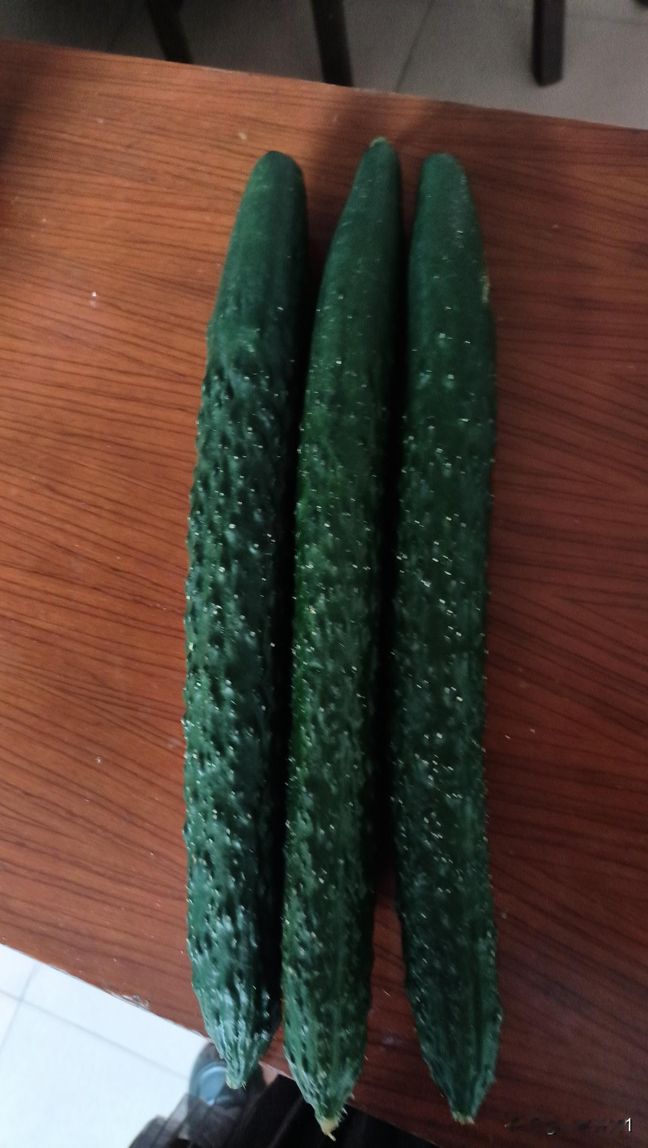 看，在城管劝说下，一个个商贩都搬到菜市场里了，李老太是家长的奶奶，她竟然在卖虾，