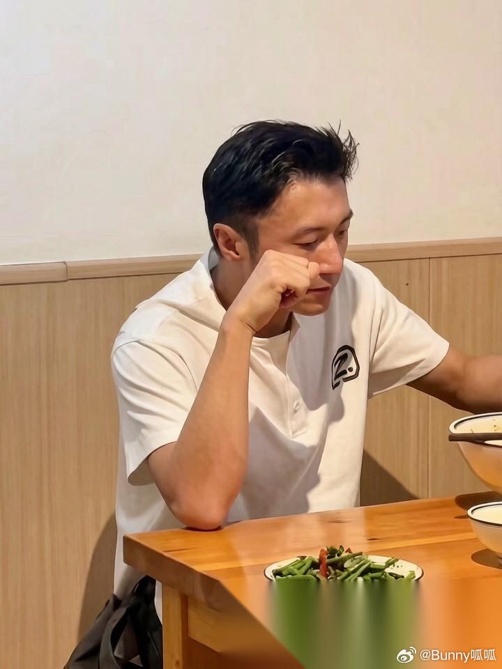 这下瞒不住了 现在全国人民都知道了 真没想到，居然在路边小摊偶遇了接地气的谢霆锋