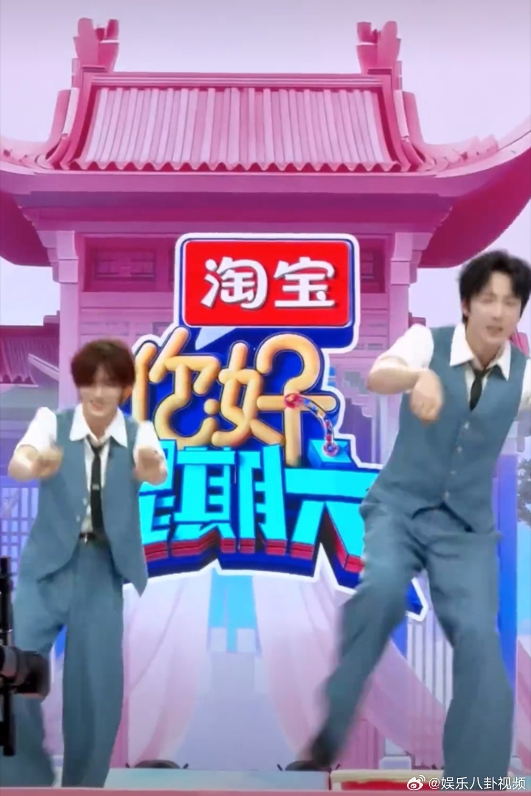 刘宇宁丁程鑫摩托摇同步率满分，帅气和可爱并存，这后座太有吸引力了！刘宇宁丁程鑫c