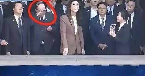 76岁李乾龙徒步登中山陵，392级台阶藏着滚烫家国心
 
76岁高龄的李乾龙，身