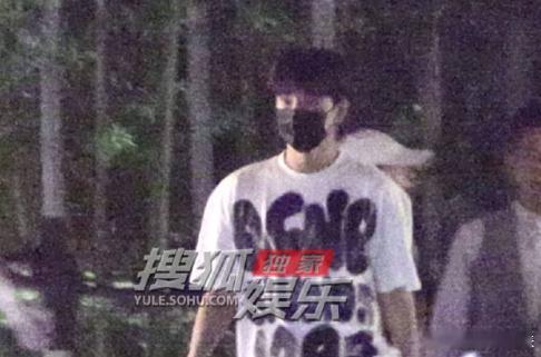 杨洋聚餐路透 杨洋穿宽松T恤和朋友聚餐，腰身笔直肩膀宽阔！ ​​​