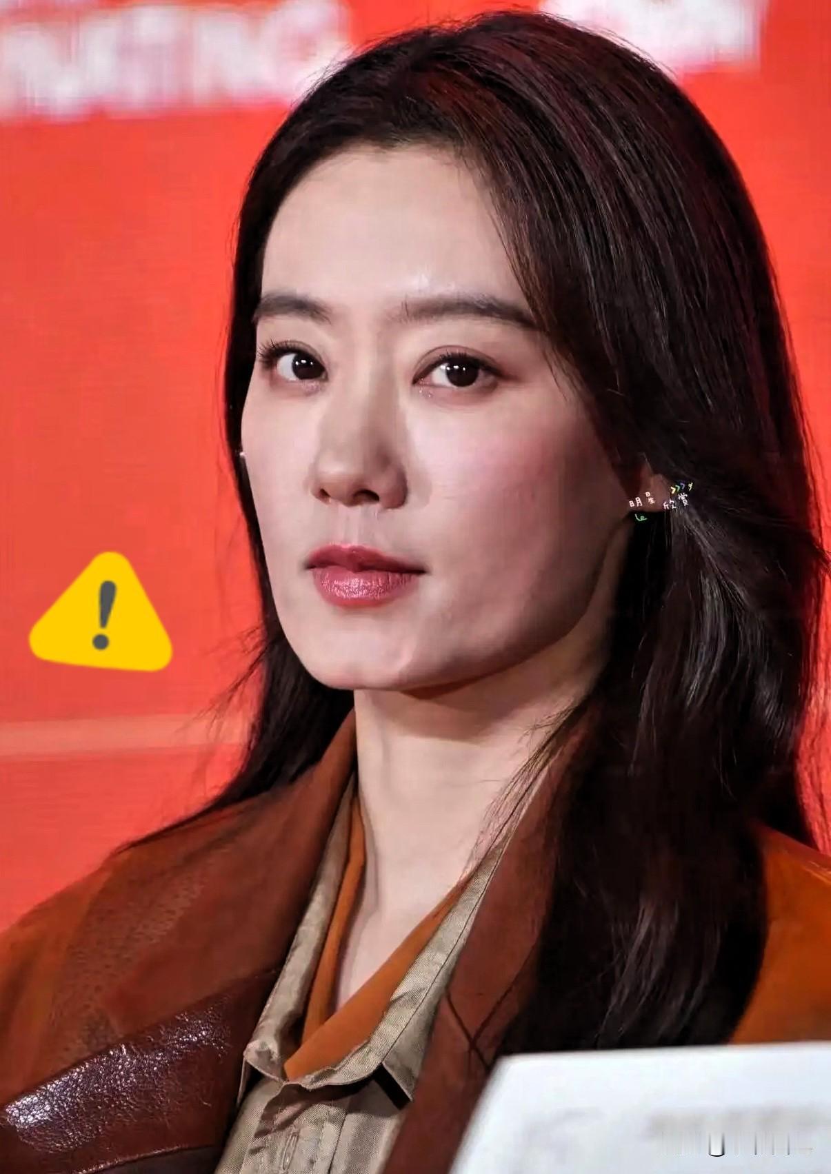 张小斐估计要害怕了
不是怕票房扑街被人看笑话，
也不是怕圈内那些酸话，而是怕辜负