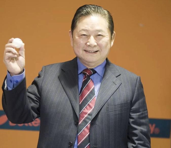 这些天有的粉丝揪住徐寅生老人不放的原因，是纠结的结果，是典型的既要又不想要的扭曲