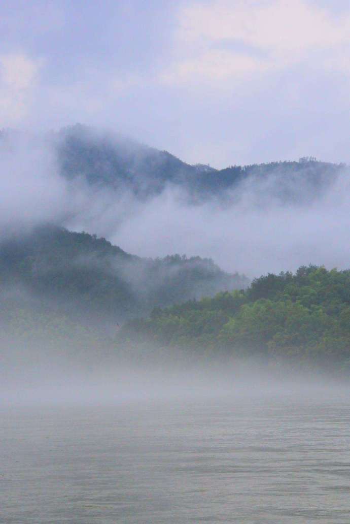 青山元不动，白云自去来。  