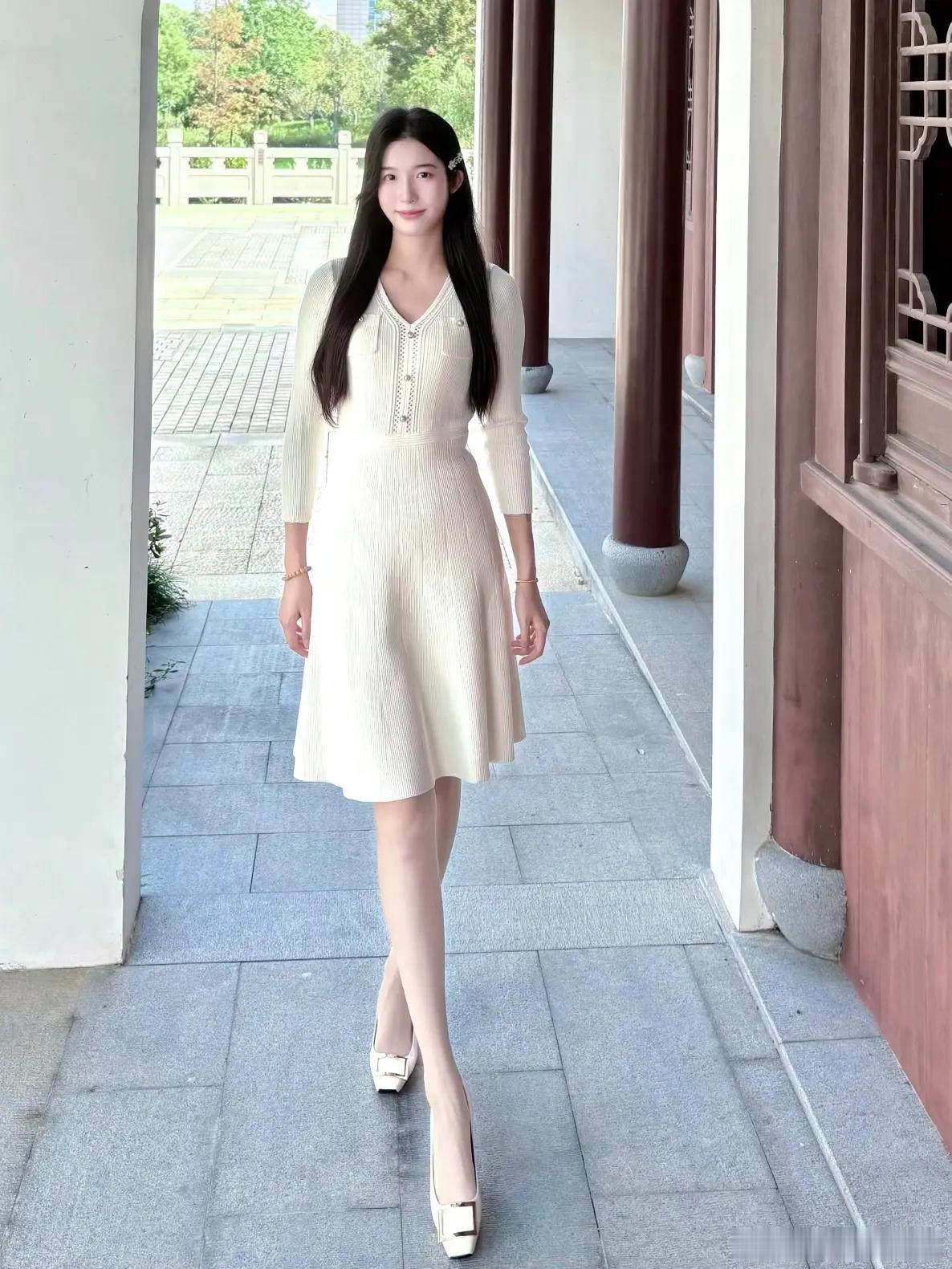 今天穿什么[超话] 白色连衣裙美女精彩人像[超话] ​​​