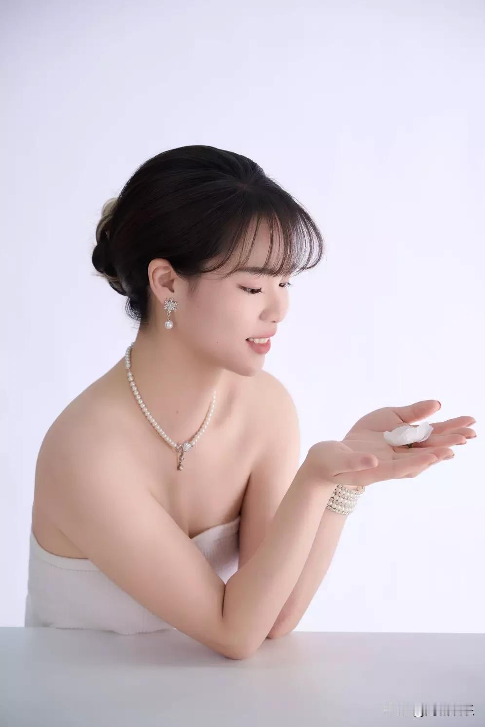 惊！模特界新星横空出世，珍珠轻熟、西装冷感、衬衫松弛…她竟把衣服穿出“灵魂”！不