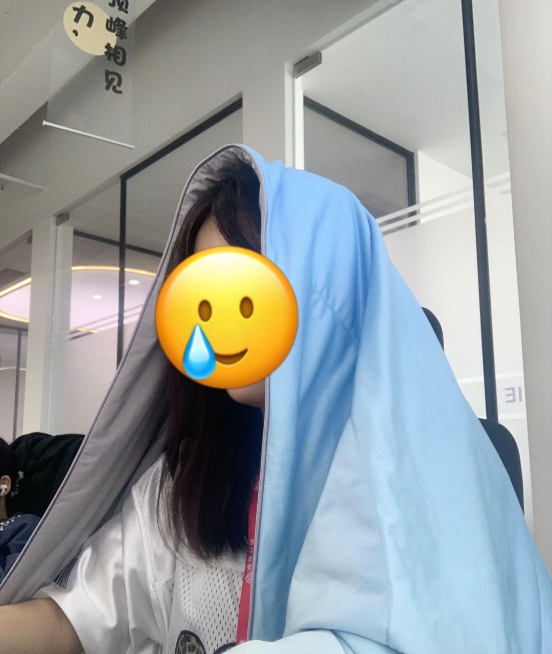 夏天办公室的空调之战又开始了一场关于温度的对话，往往能催生出更灵活的办公智慧。比