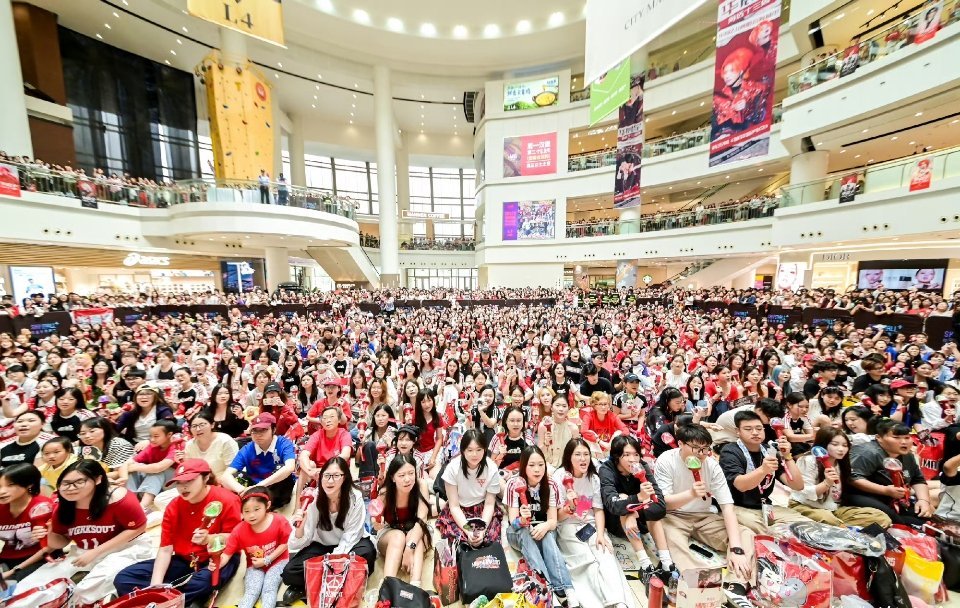 你们敢信，这全部是华晨宇粉丝！然而华晨宇本人没到现场。这是粉丝自发组织的线下路演